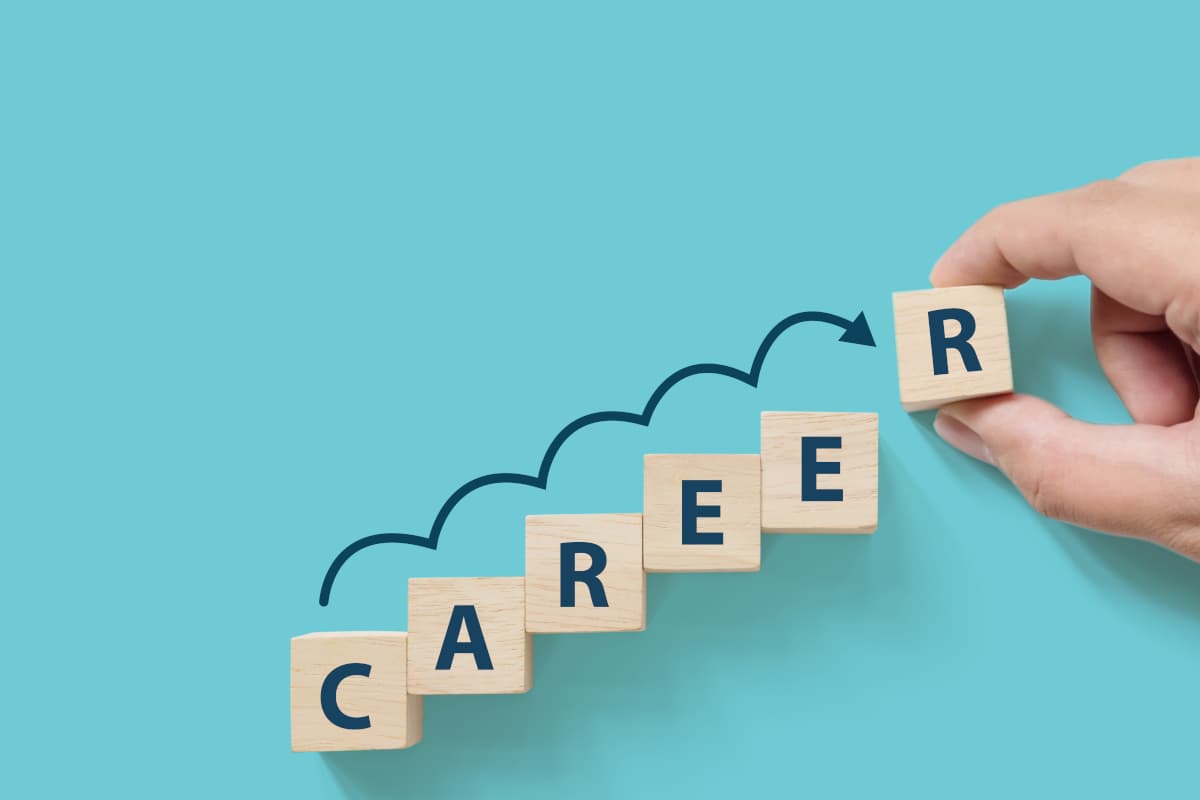 ブロックに書かれたキャリアアップの文字