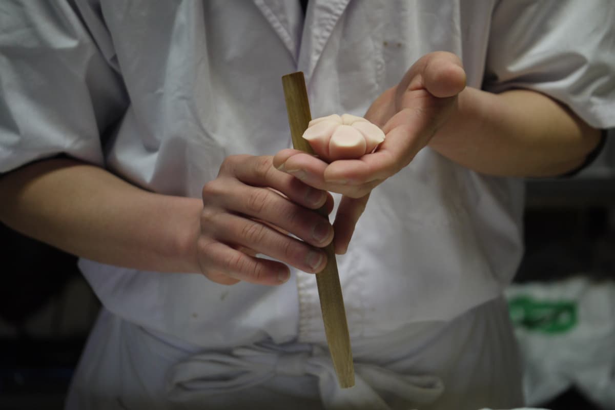 和菓子を成形する和菓子職人