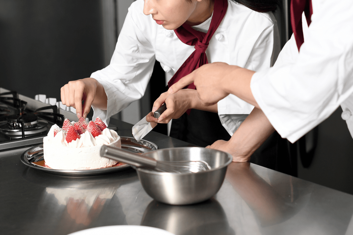 菓子製造をする人の手元