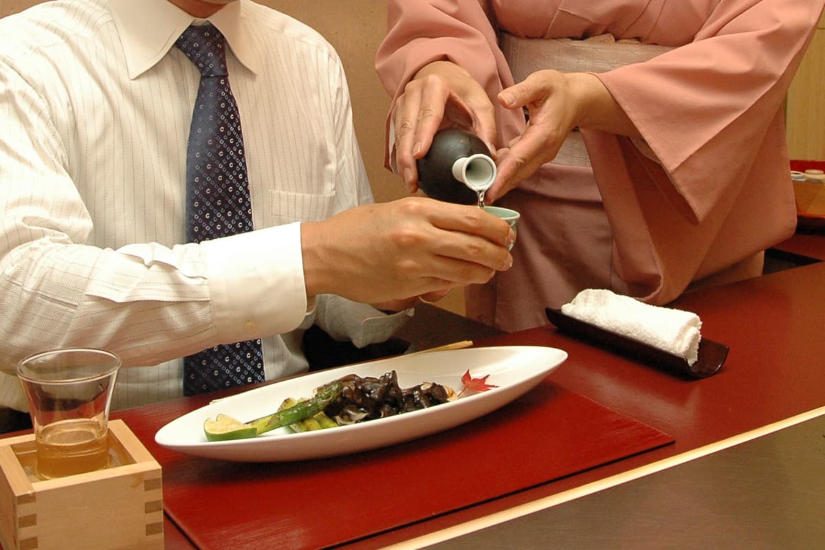 お客様をもてなす料亭の仲居