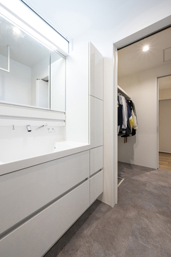 玄関からウォークインクローゼット、洗面室、浴室、LDKが回遊できる動線が特徴。洗濯物が扱いやすいのはもちろん、子どもをお風呂に入らせたり、朝の支度で洋服を着替えるなどの作業もスムーズにこなせるのが魅力