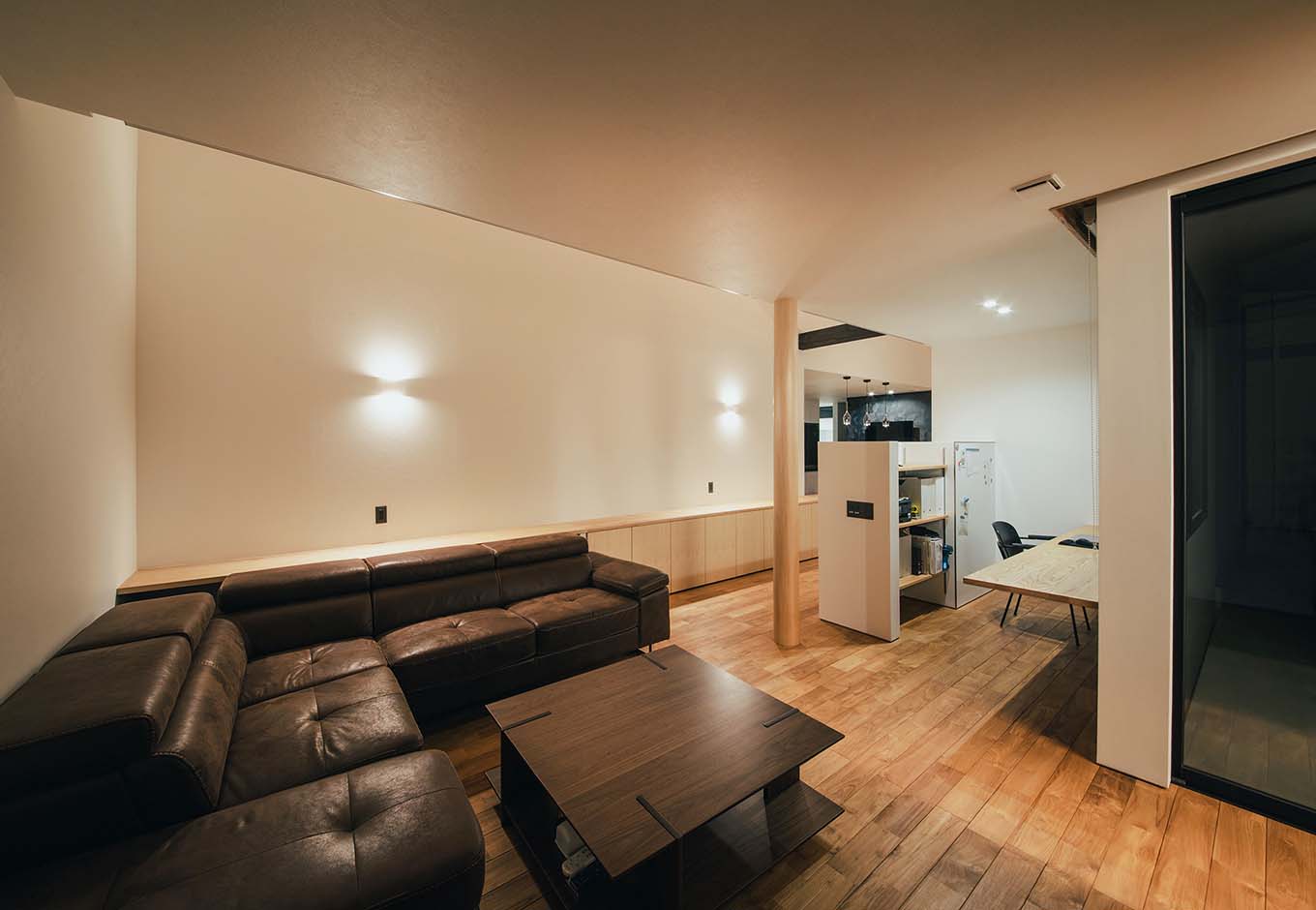 平屋建築ブルーハウス【デザイン住宅、建築家、平屋】床延32坪で、27畳の開放感たっぷりなLDK空間