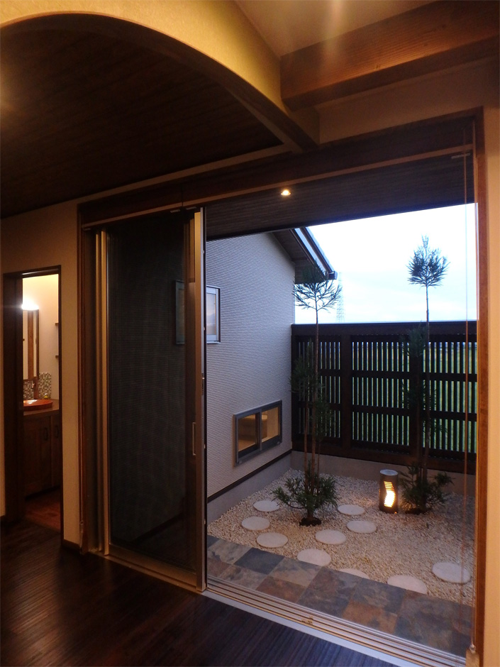 TDホーム静岡西 ウエストンホームズ【デザイン住宅、自然素材、平屋】リビング・お風呂・玄関ホールから望めるお庭はUさん一番のこだわりポイント。低すぎず、高すぎない格子は外からの視界を遮りながらも青空や緑を感じることができる