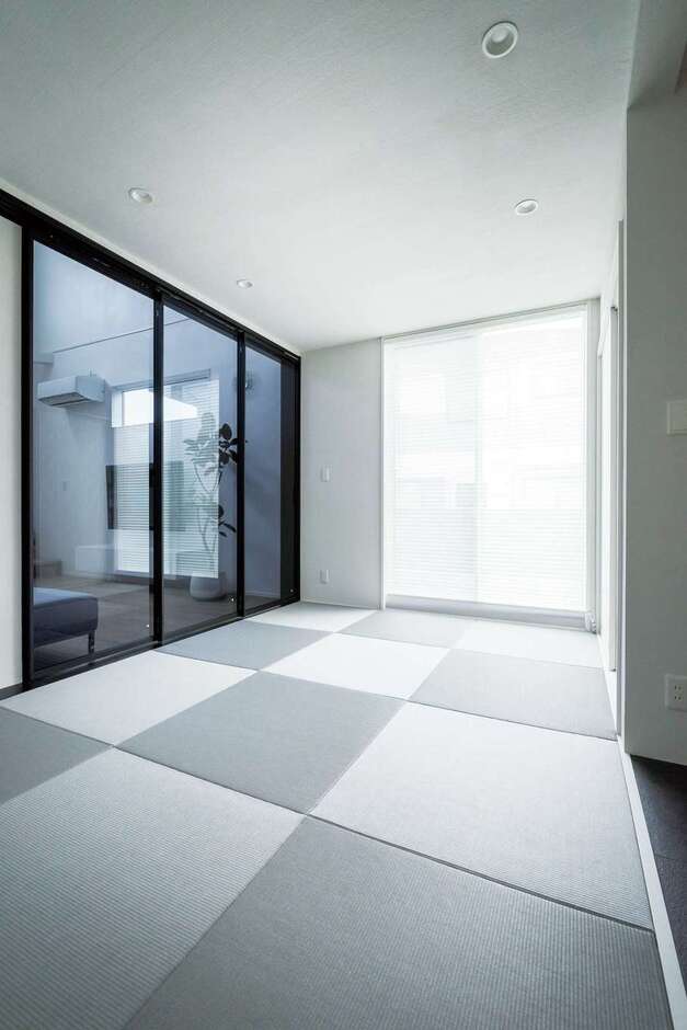 親世帯の畳コーナー。半透明のガラス戸でLDKと緩やかに仕切ることができる