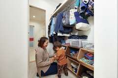 キッチンの横には衣類収納を兼ねたパントリーがあり、その先の洗面・脱衣室と一列につながっている。キッチンで調理をしながら洗濯を同時進行でやるときも、行き来が便利で大助かり