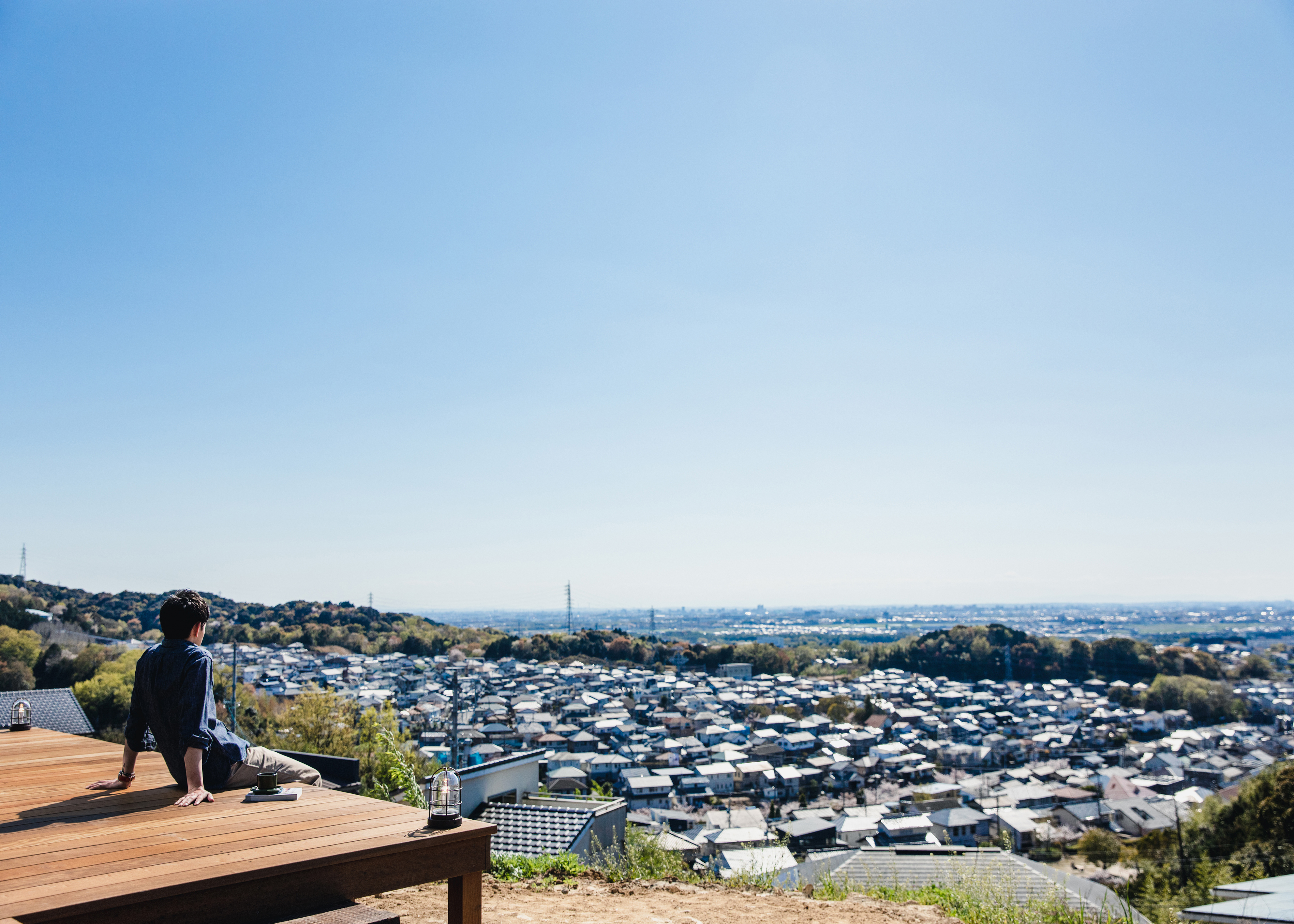 小幡建設【デザイン住宅、収納力、趣味】まるで崖からせり出しているかのように見える大きなウッドデッキ。遠くに水平線が見渡せるこの景色が見たくて、Wさんはここに住むことを決めた