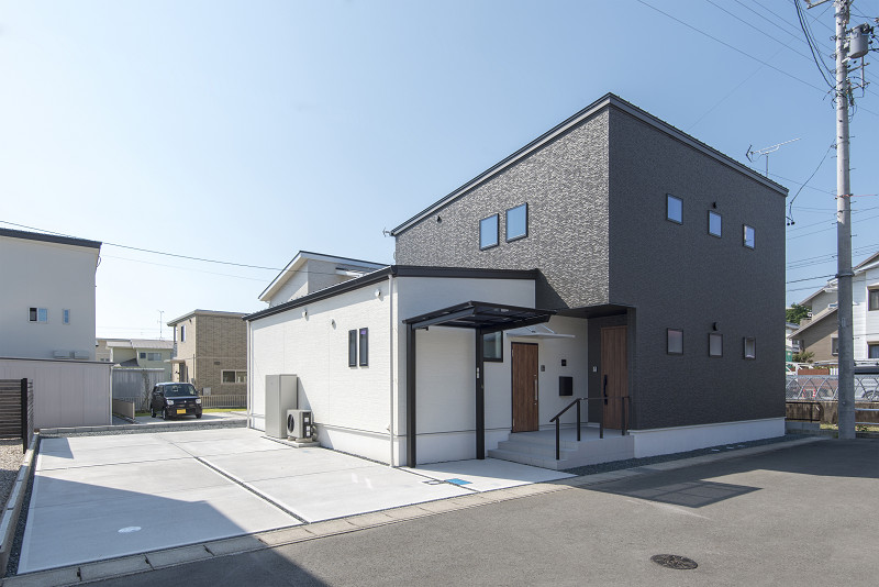 トキワハウス デザイン アンド ビルド（常盤工業）｜シンプルかつモダンな外観デザインが目立つ住宅。色のコントラストが効いており、周囲の環境に調和しつつも存在感を放つ