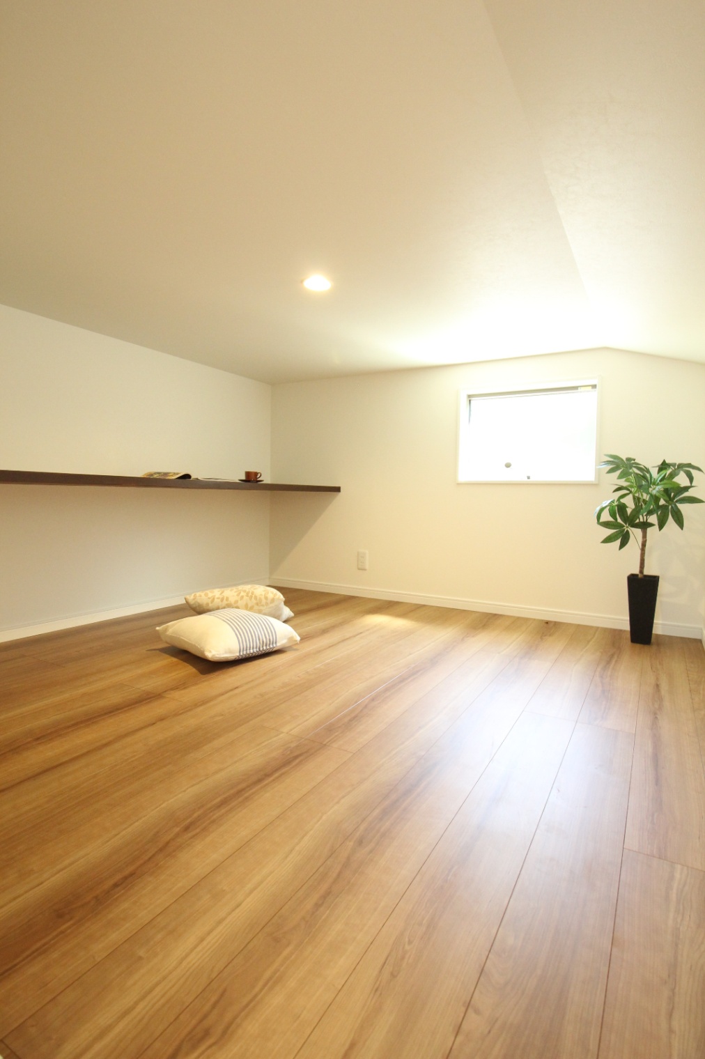 小野田産業～designers house project～｜ナチュラルなデザインで、クッションや観葉植物を置くことでアクセントを加えた。リラックスしたい時に最適な空間である。