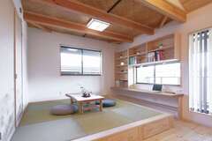 2階LDKの小上がりの隣には子どものスタディコーナーを配置。書棚もたっぷり確保した。小上がりの床下の引出しもいろいろものをしまえて便利