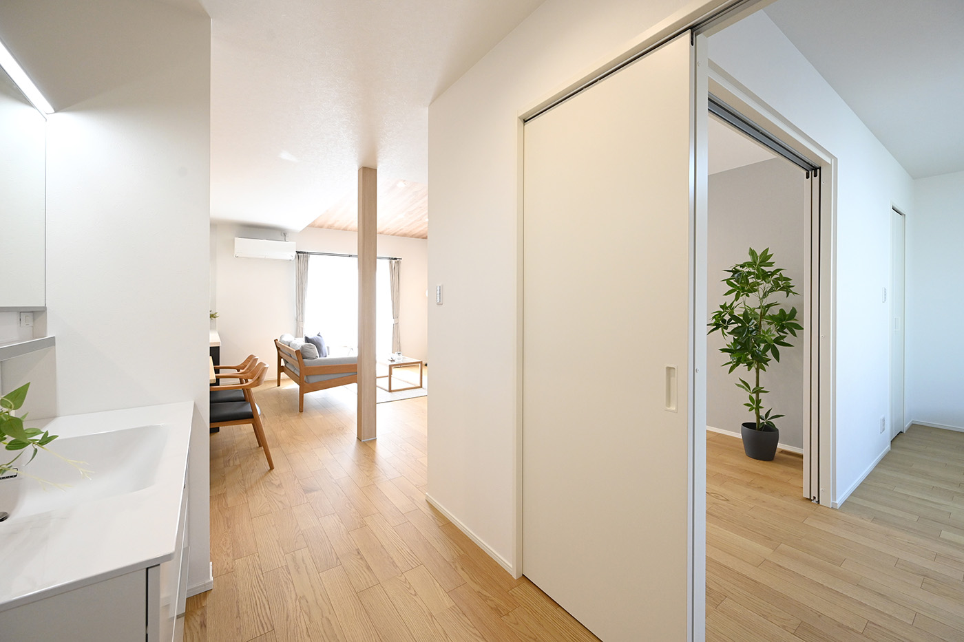 ユートピア建設【省エネ、間取り、平屋】扉は上吊りの引き戸になっているため段差がなく、夜間にトイレへ行く際もつまづく心配がない