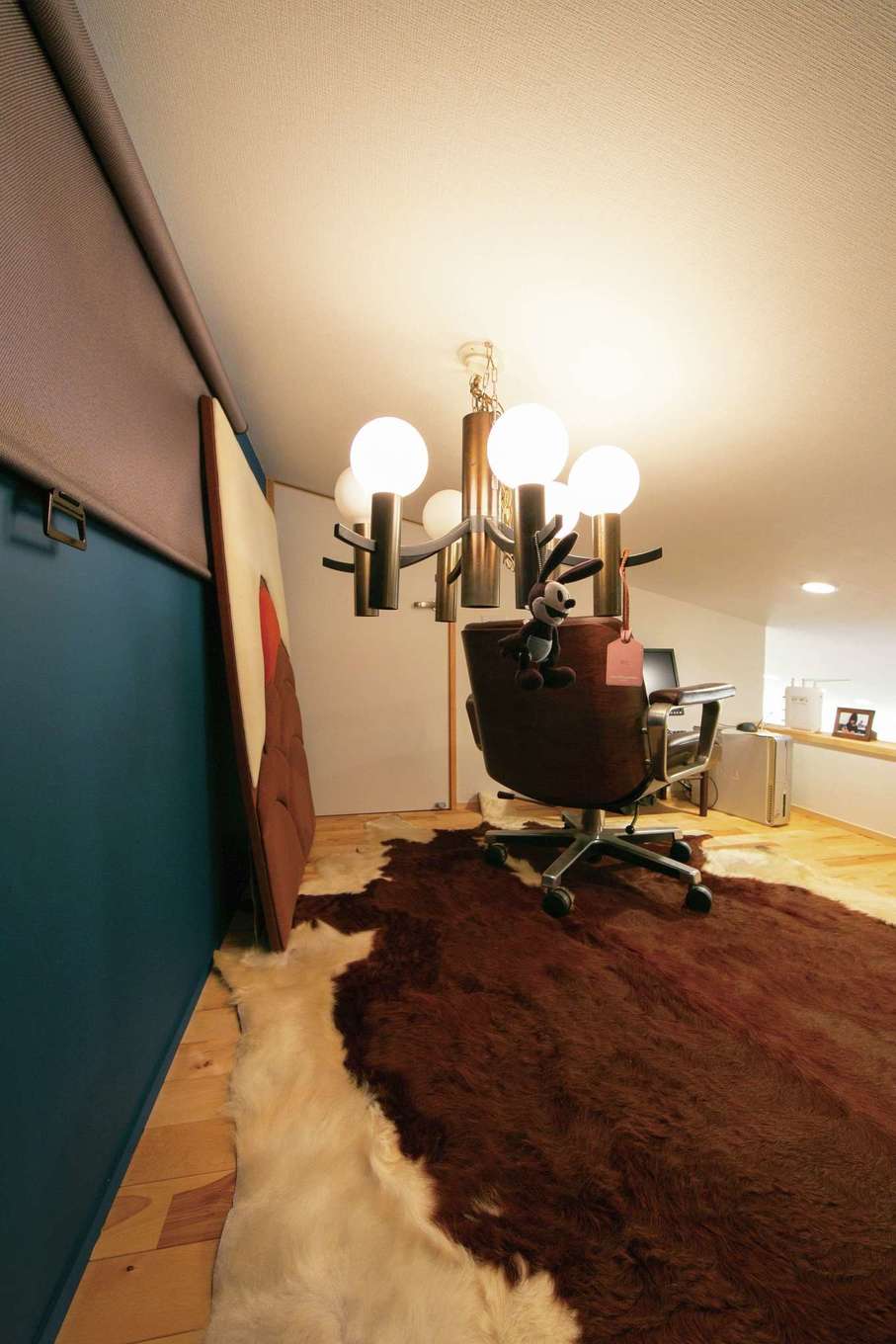TENアーキテクツ 一級建築士事務所【デザイン住宅、建築家、平屋】階段を上がった先にはご主人が書斎として使うロフトが。ベンジャミンムーアのブルーの塗り壁がアクセントになっている