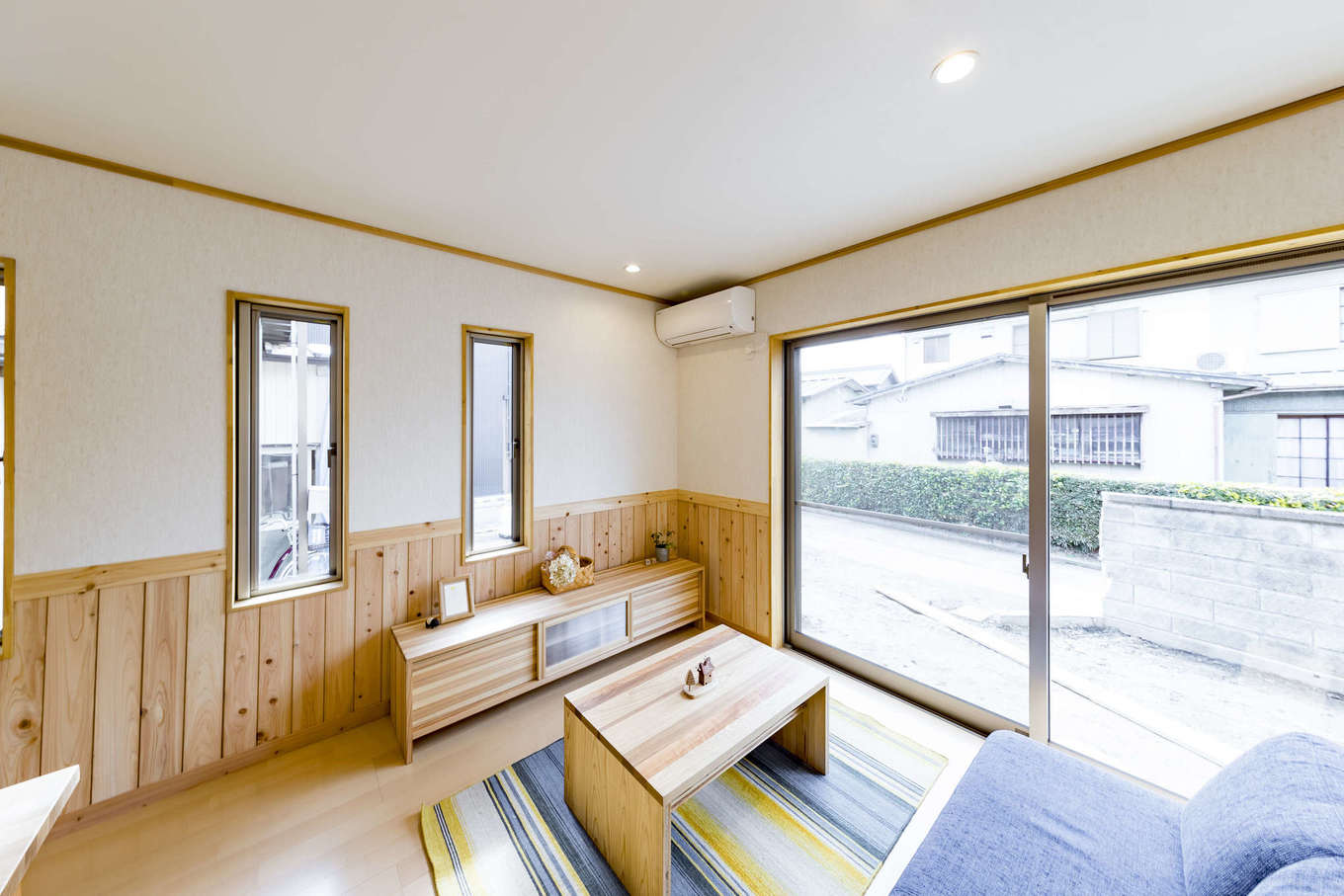 ガレージハウス ISHIKAWA/石川興建【和風、夫婦で暮らす、間取り】自然の光や風を取り入れながら、快適に暮らせるように窓を配置。腰壁が空間のアクセントになっている