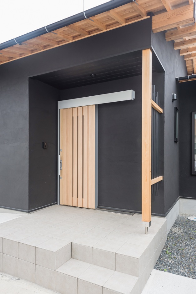 ハウテックス【1000万円台、自然素材、平屋】和風の趣をたたえた玄関。引き戸の採用で省スペースで出入りしやすい。広めのポーチはベビーカーの出し入れにも便利