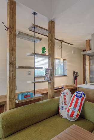 構造用の柱を利用して愛猫のためのキャットタワーを設置。ステップにはオシャレな雑貨を飾ってハイセンスに演出