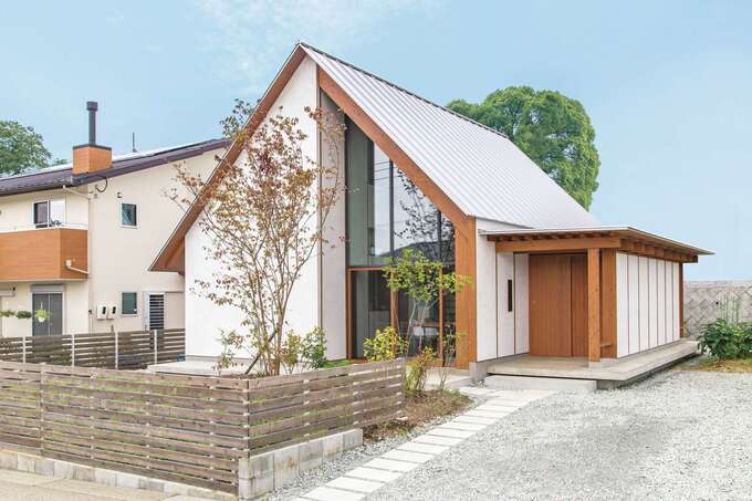 シンメトリーの三角屋根が印象的なM邸は、森の中の教会のような佇まい。日当たりや風の流れはもちろん、景色の抜け感までも考慮して窓を配置。キャンプもできそうな広い庭や家庭菜園で、自宅でもアウトドアを存分に楽しめる