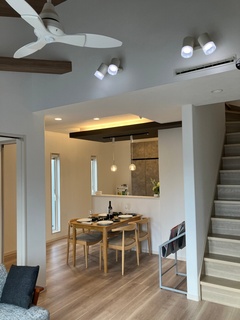 シンプルで洗練されたダイニングスペース。木製のテーブルセットが温かみを演出しており、家族の団らんに最適な空間を形成している。