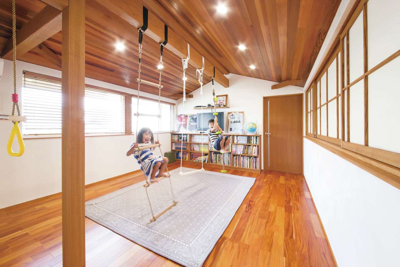 神谷綜合建設 カミヤの家【デザイン住宅、子育て、和風】数家族が同時に遊びに来ることもあるF邸。1階では親たちがくつろぎ、2階は子どもたちに大人気の遊び場に。アスレチックや読書など、思い思いに過ごすことができる