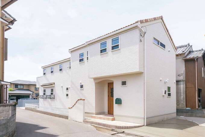 細長い土地に建つS邸。右手に洗面や浴室を、左手にLDKを配し、駐車スペースも３台分を確保