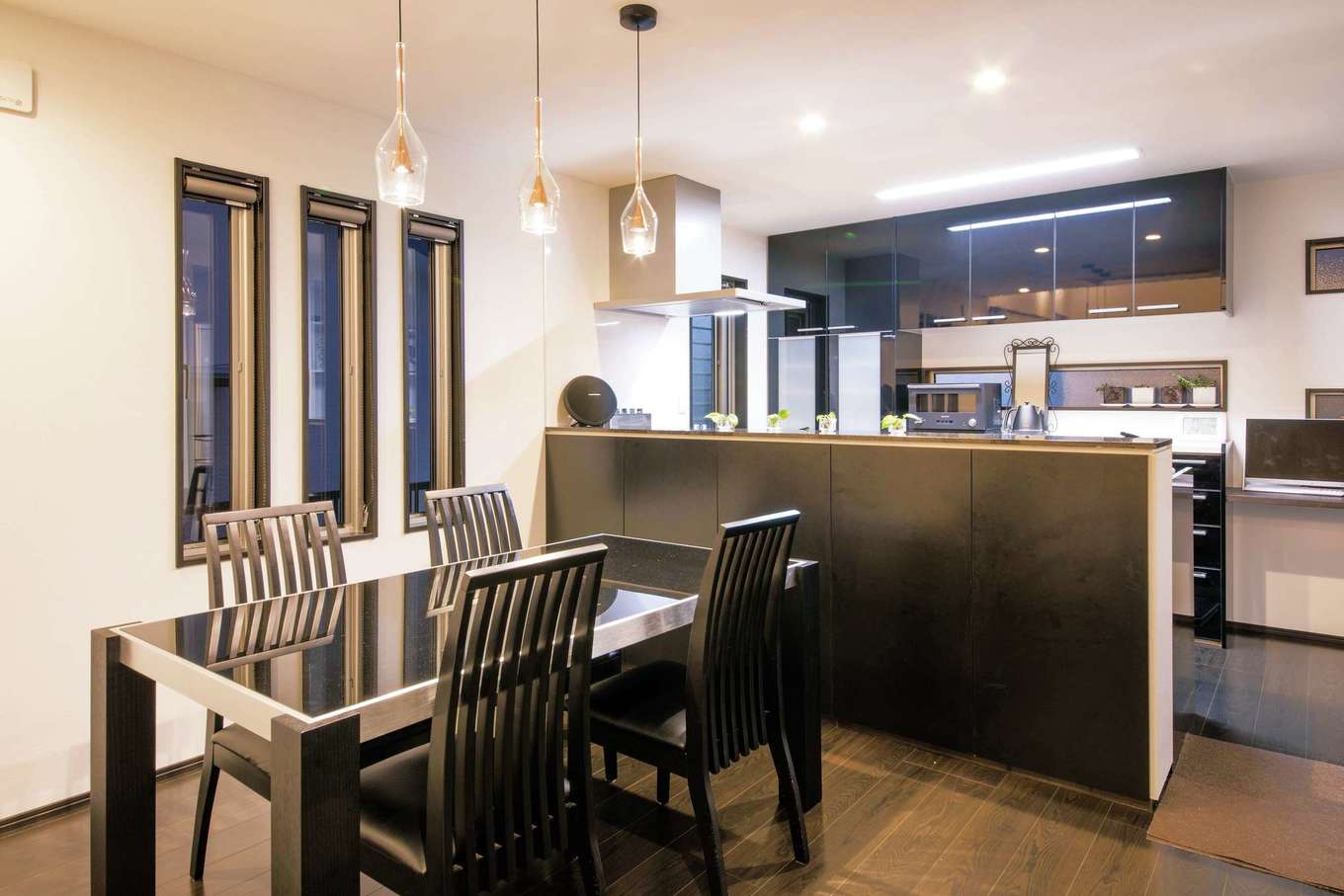 -delphi- デルフィ（藤井建築事務所） 【デザイン住宅、子育て、建築家】キッチンカウンターの壁面のすべてが扉になっており、端から端まで開閉可能。中は奥行きが浅い収納に。日常で必要なものすべてをしまえて便利