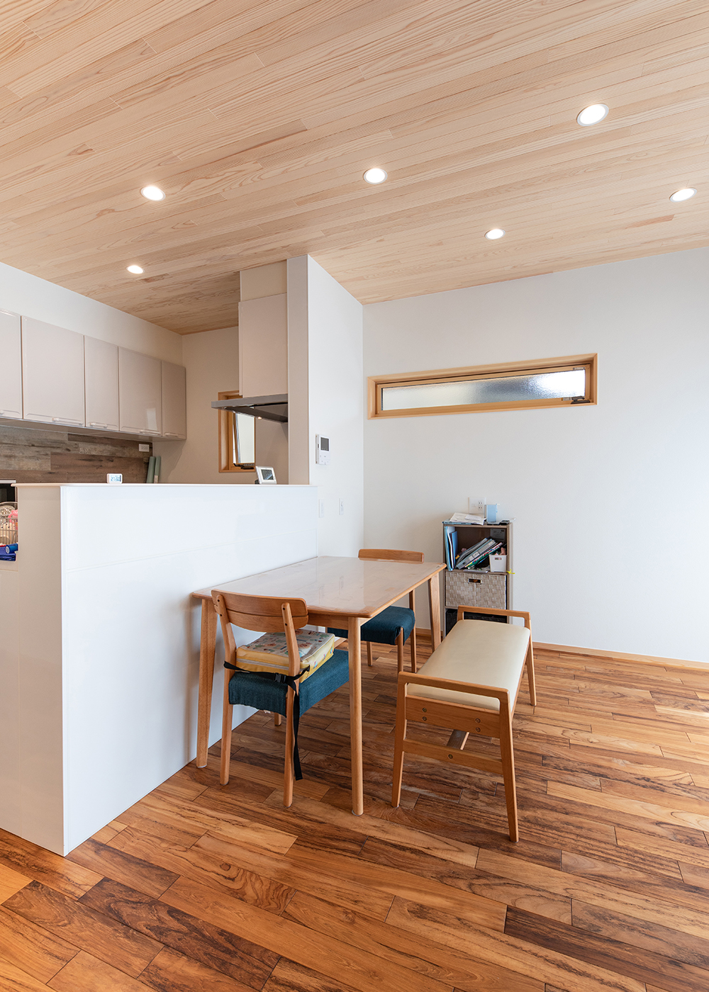 櫻 工務店【自然素材、狭小住宅、間取り】Iさん夫妻が床材に選んだのは、耐久性があり高級材としても知られるチーク。木材の品薄や価格の高騰が話題になる前に『櫻 工務店』がストックしていた材料なのだそう