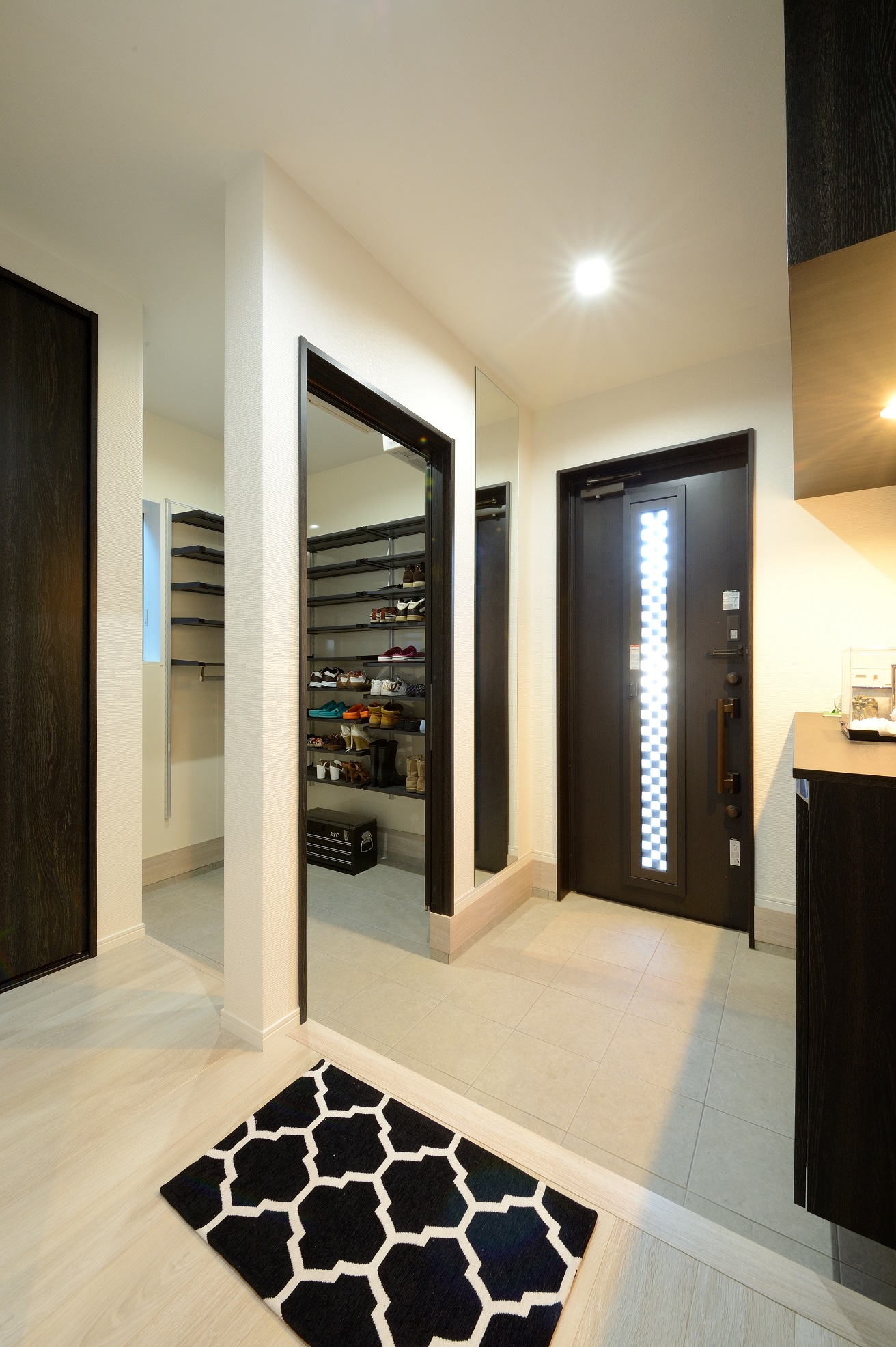 DISTANCE 野本建築【省エネ、間取り、スキップフロア】使い勝手が抜群の広々シューズクローク