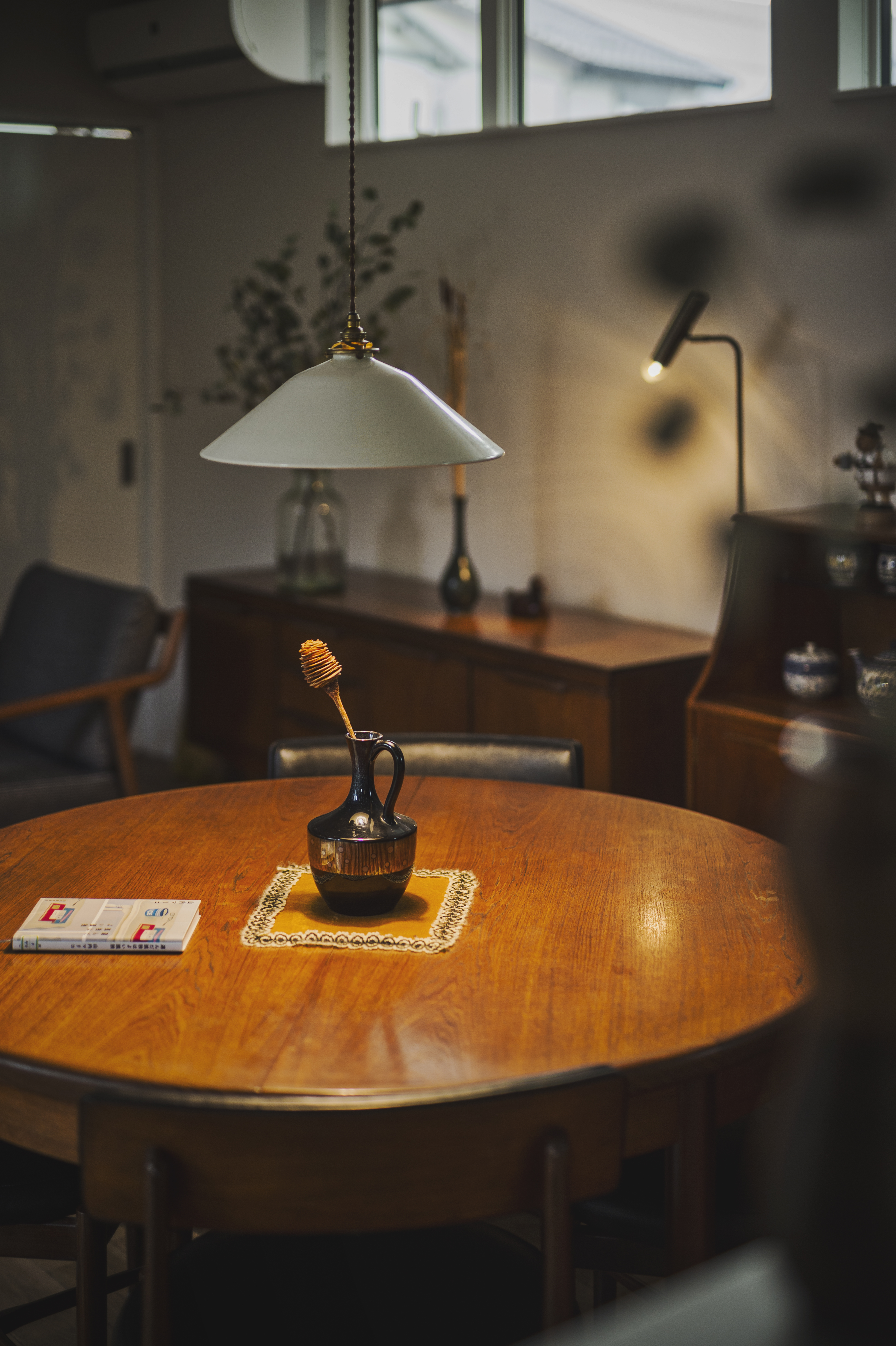 グランハウス一級建築士事務所｜照明の照度をあえて落とし、落ち着いた雰囲気に。
