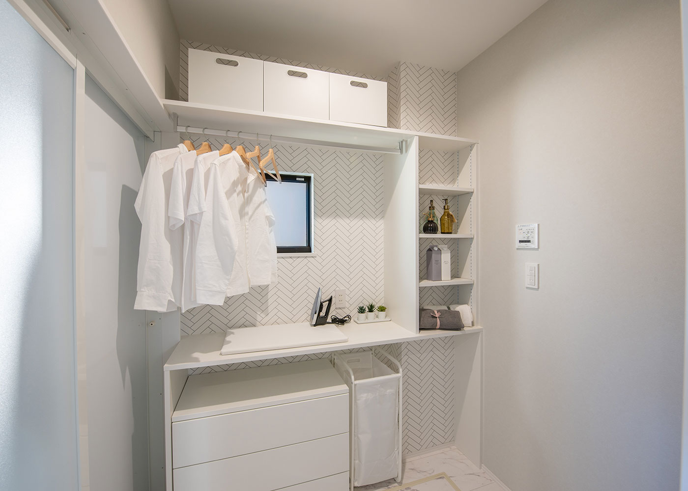 小野田産業～designers house project～【静岡市清水区青葉町6ｰ18・モデルハウス】ホワイトを基調とした清潔感のあるドレッシングルーム。室内干しもできる