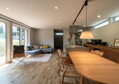 テラスとリビングのつながり感が心地いいウッドモダンな空間