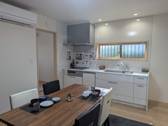 シンプルで機能的なダイニングスペース。家族団らんの時間を豊かにする