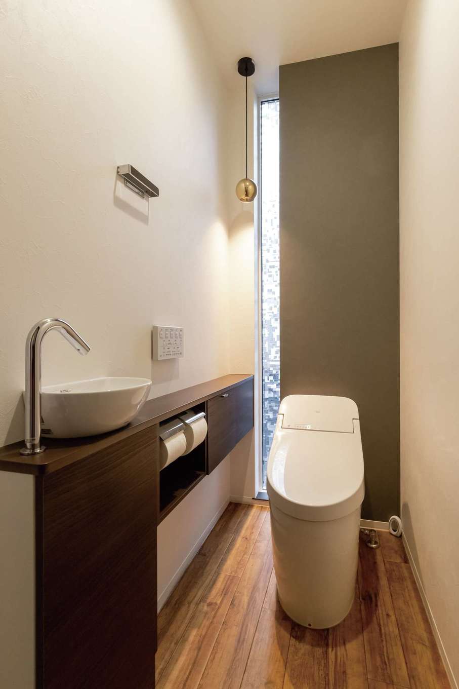 SEVEN HOUSE/セブンハウス【子育て、二世帯住宅、ペット】スリット窓と手洗いカウンターで奥行のあるトイレに。照明も印象的