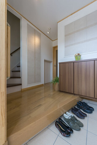 タイルをアクセントに使った玄関は1Ｆ、2Ｆ共用スペース