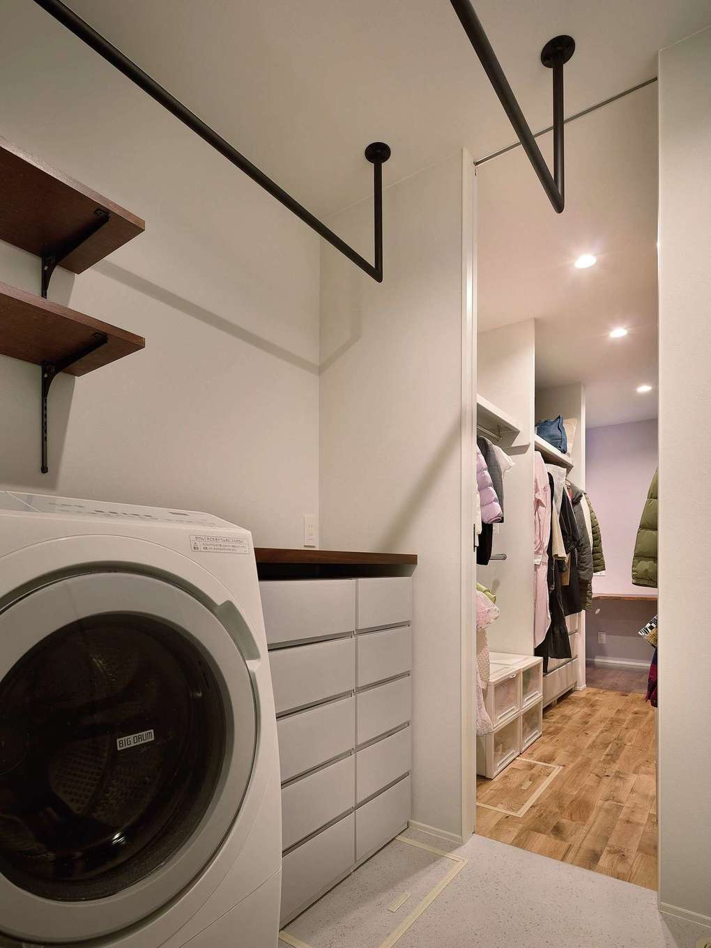ハウスプラン（R＋house沼津・富士）【デザイン住宅、省エネ、間取り】脱衣所、ランドリールーム、ファミリークローゼットは一直線で結び、便利な家事動線を実現