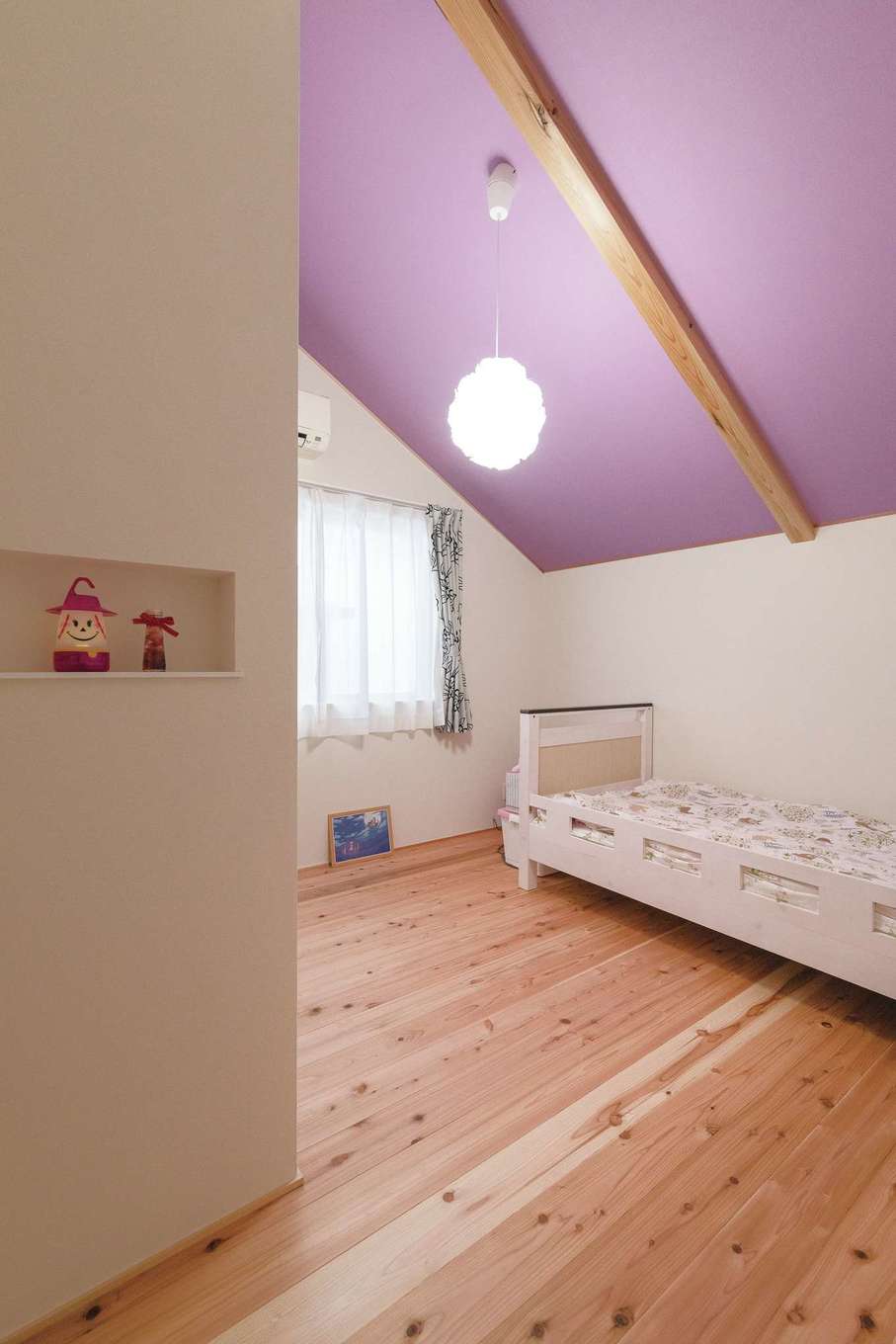 ハートホーム【デザイン住宅、和風、自然素材】三女の部屋は明るいパープル系。それぞれ自分で好きな色を選んだ