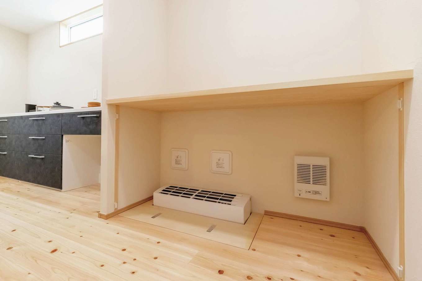 住まいるコーポレーション【自然素材、省エネ、平屋】冬の寒い季節には、床下エアコン1台で家の隅々までしっかり温める。普段は格子で存在感を消す配慮も