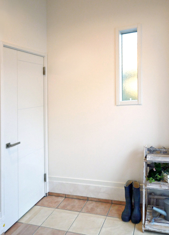 横に広いシューズクロークがあるため玄関側は生活感を無くし、すっきりかわいらしい印象に