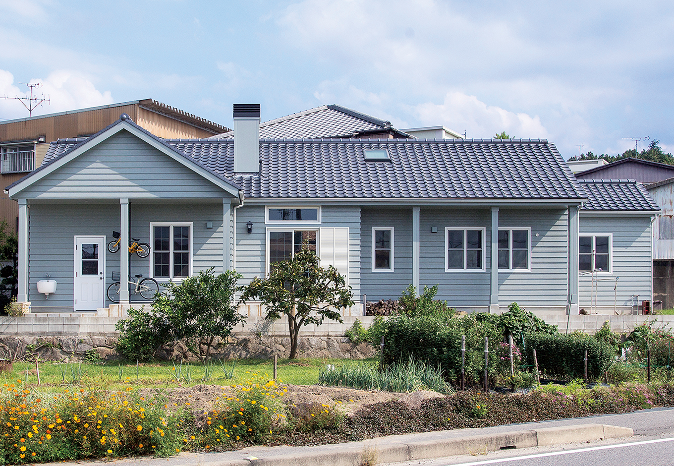 スカイグラウンド【1000万円台、デザイン住宅、平屋】ノスタルジックな印象の平屋建て。単にその建物のことだけでなく、周辺環境に溶け込 む家づくりを大切にする『スカイグラウンド』だから、その佇まいはオンリーワンでありながら、どこまでも上品だ