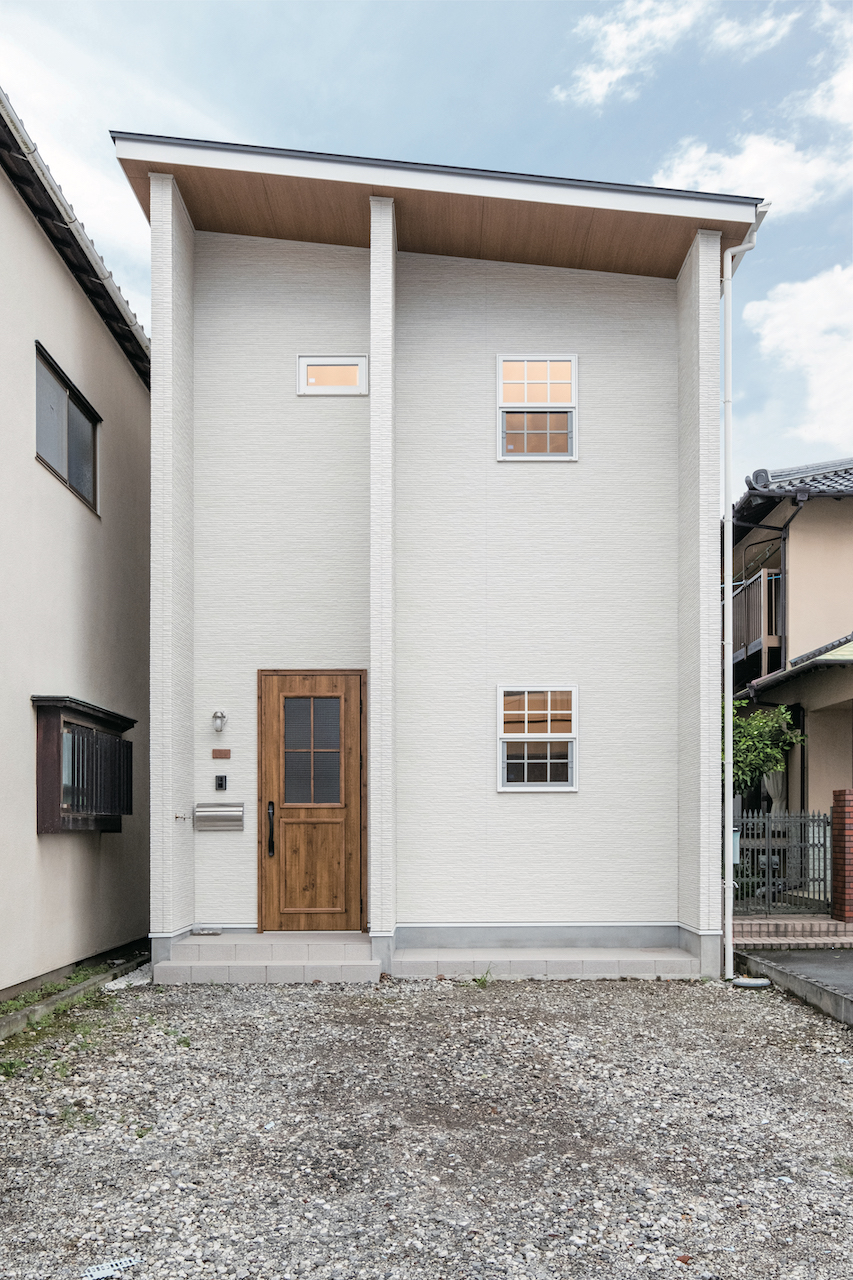 OWN RESORT HOME（オウンリゾートホーム）【1000万円台、デザイン住宅、インテリア】袖壁と深い軒が印象的な外観。欧米風の上げ下げ格子窓がアクセント。駐車スペースも2台分確保できた