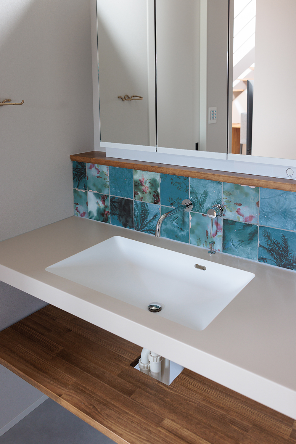 tact design firm【デザイン住宅、子育て、間取り】洗面台のアップ。モザイクタイルがアクセントとなり、シンプルながらも個性的なデザイン