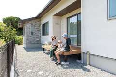 ウッドデッキは子どものお気に入りスペース。1人で遊んでいても、キッチンから様子がわかるので安心