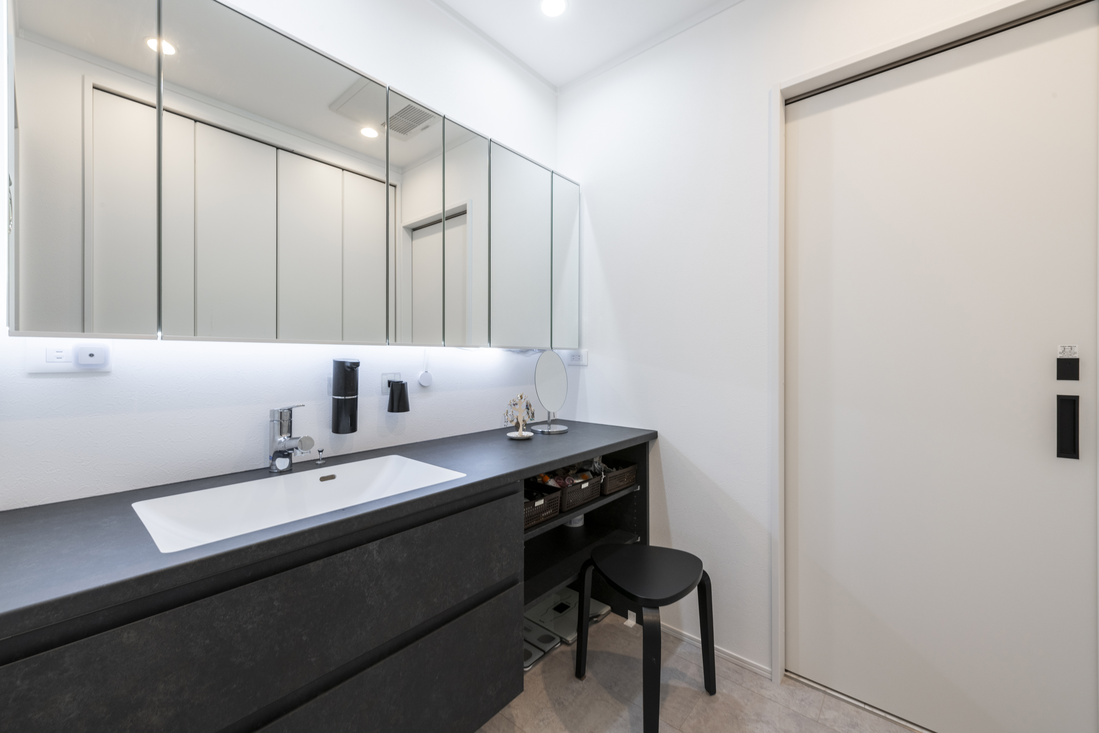 広島建設 セナリオハウス｜シンプルでモダンな洗面スペース。大きな鏡と幅の広いカウンターが特徴的。朝の準備を1階で完結できるよう、奥様のパウダールームとしてお使いいただけます。