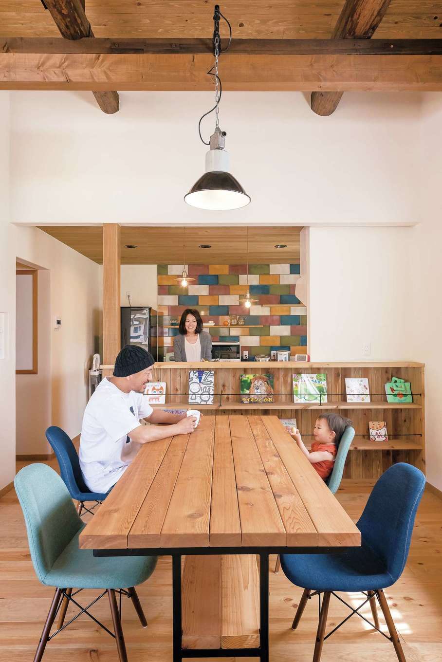富士ホームズデザイン｜『ラ シュエット フジ』にオーダーしたテーブル、一点物のアンティーク照明、造作カウンター、タイル壁とオリジナル満載のダイニングキッチン。多色使いなのに色のバランスがいいタイルの組み方はさすが