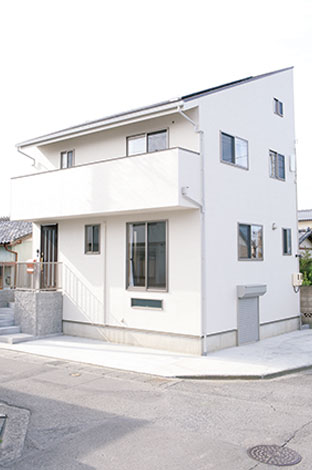 メテックス建築事務所【1000万円台、子育て、収納力】地下収納から小屋裏まで、外観からは4階建てに見えるK邸。コンパクトな敷地でも、広々空間の家が可能に