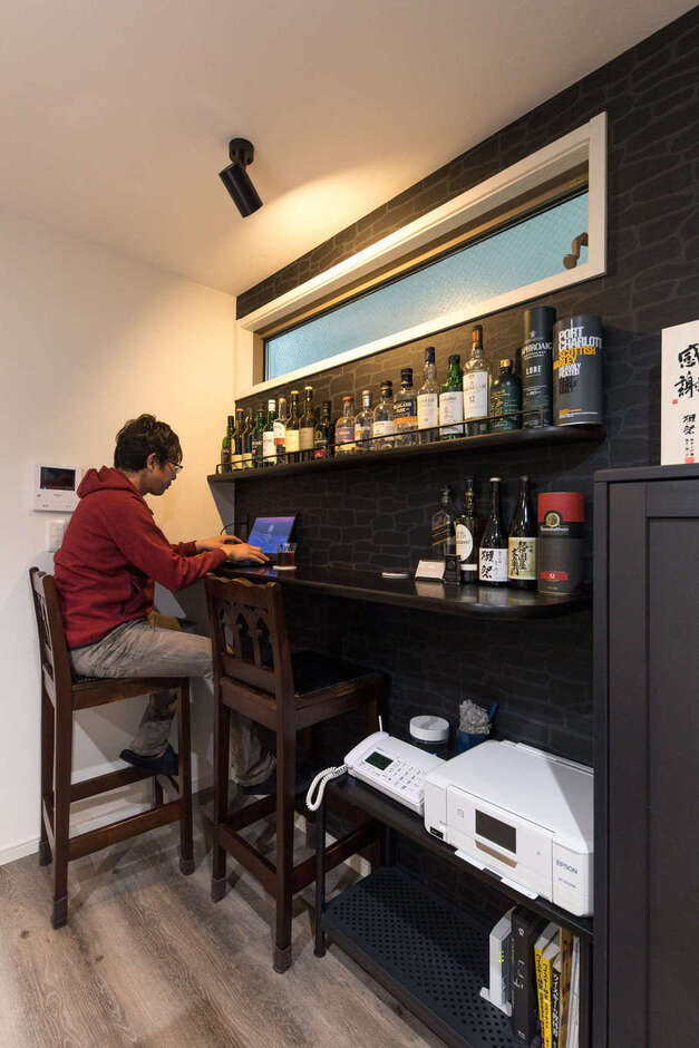 ご主人念願のバーカウンターはダイニングに。大好きなお酒を楽しむだけでなく、パソコン作業などの際には書斎としても利用する