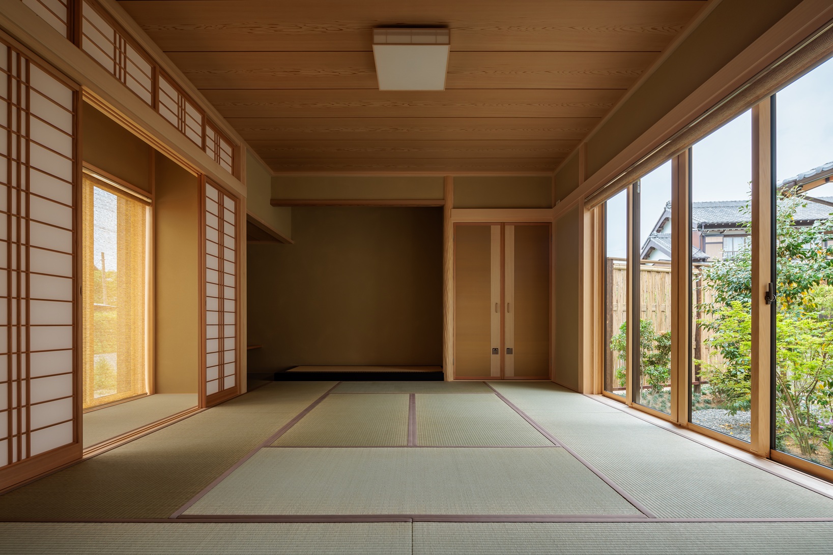 カネタケ竹内建築｜広々とした和室の空間。畳と障子が織りなすシンプルで美しいインテリアが、心を安らげる空間を提供する。和室は、心を癒す伝統の美。大工の技術が光るこの空間は、多彩な使い方でくつろぎをもたらし、暮らしを豊かにしてくれる。