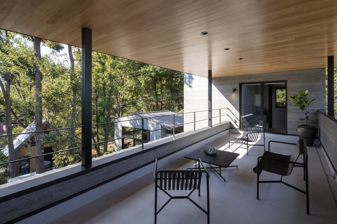 緑豊かな景色を楽しめる広々としたバルコニー。屋根付きで快適に過ごせる空間が創出されており、外の空気を楽しみながらリラックスできる。