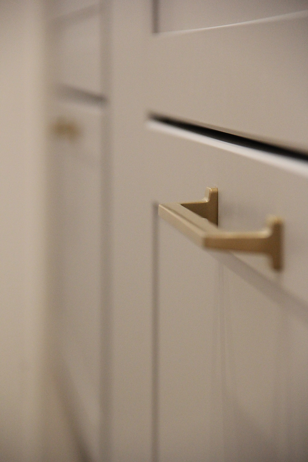 ナイスホーム【デザイン住宅、間取り】キッチン扉の取っ手もゴールドでそろえた