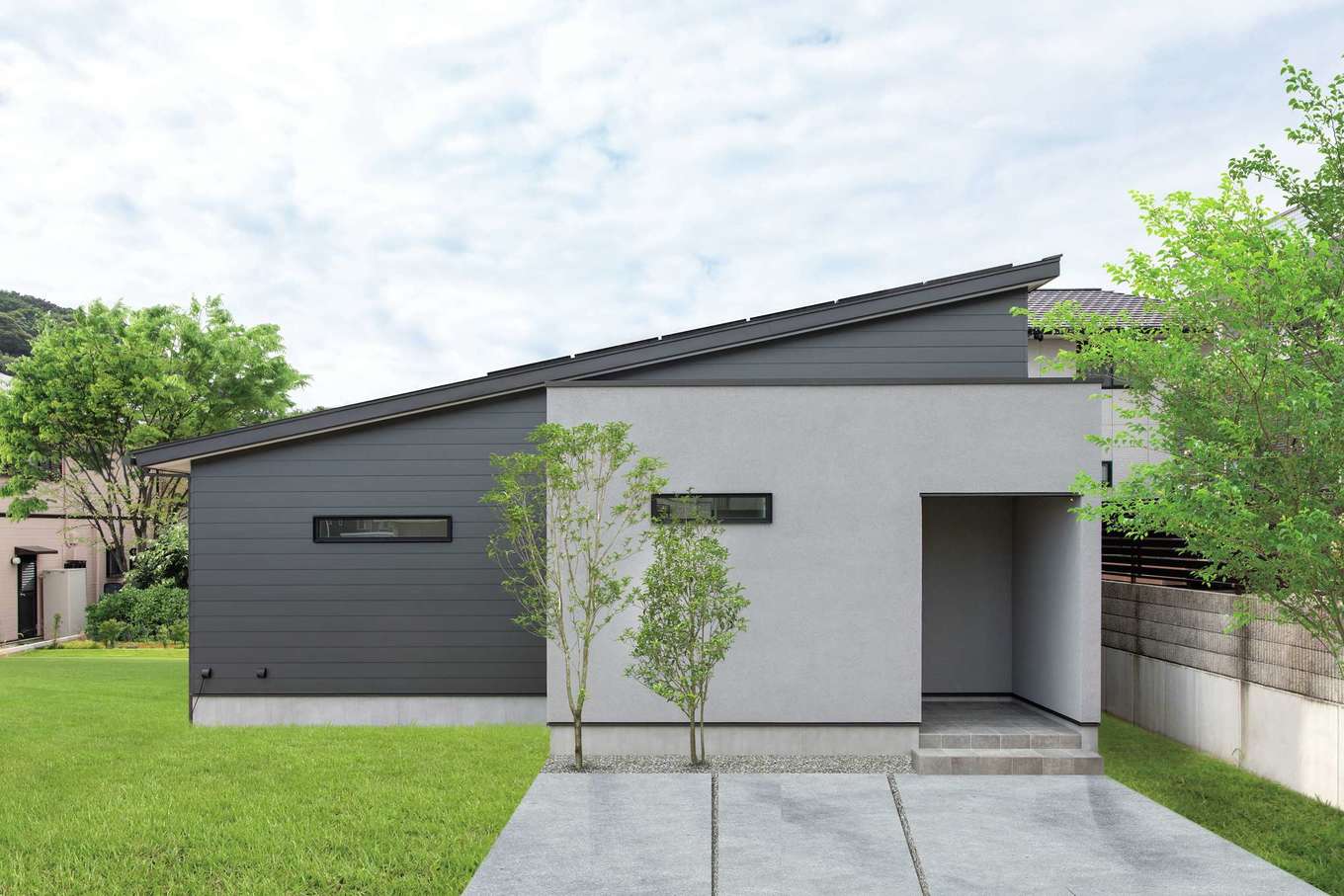 KUREKEN HAUS（榑林建設）【デザイン住宅、省エネ、平屋】シャープさを生む屋根の角度にチャコールのガルバとグレーの塗り壁の組み合わせ。2つのバランスが整えられ、モダンでありながら周囲の景観になじむ