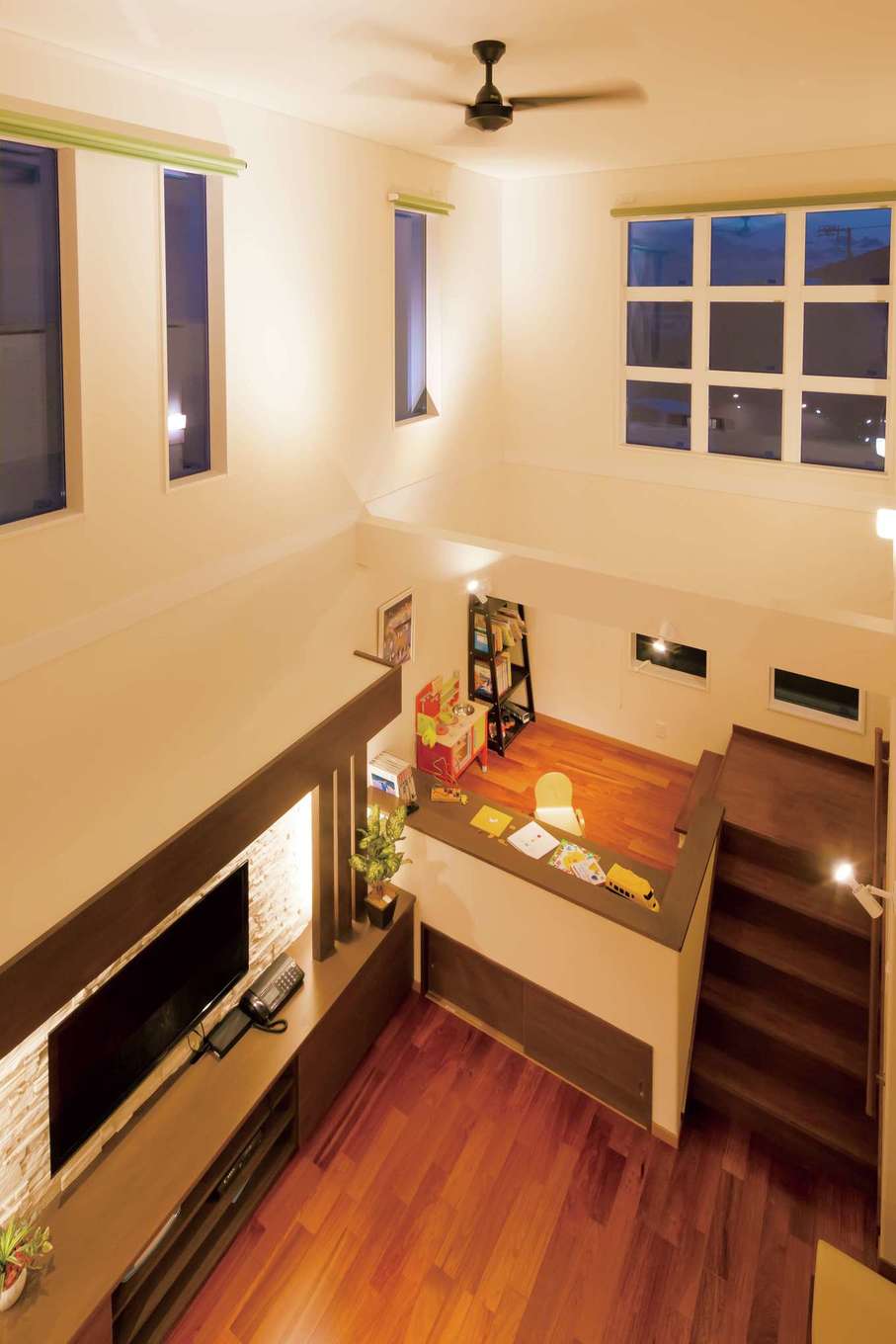 住宅工房 アリアンス【子育て、省エネ、間取り】できるだけ間仕切りを少なくし、部屋と部屋を干渉させる。そうすることで、大きなひとつの空間を実現しつつ、巧みな窓の配置や高低差によって開放感あふれる快適な居住スペースを演出できる