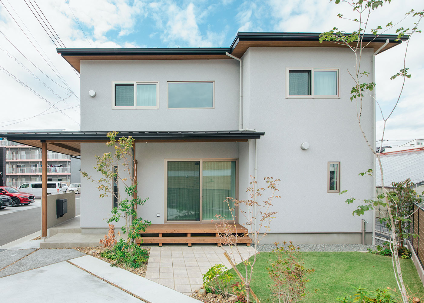 フジモクの家（富士木材）【自然素材、狭小住宅、省エネ】外構と調和し、サイドは正面とは違う印象