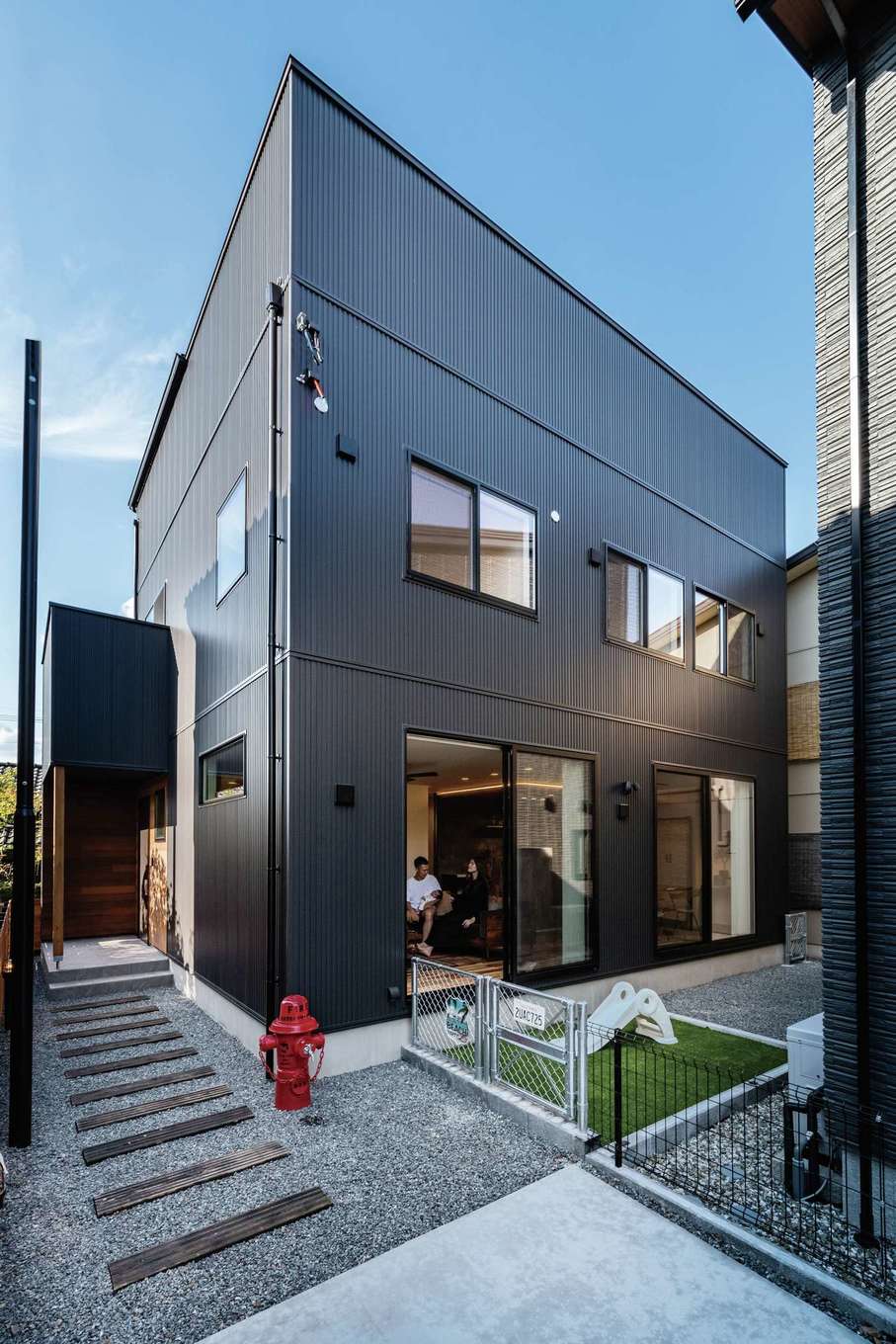 住家 JYUKA【デザイン住宅、間取り、屋上バルコニー】旗竿地という難しい条件の中で採光や通風を確保しながら理想を実現していったO邸。ガルバリウムの外観に、アメリカンテイストのフェンスや消火栓がよく似合う